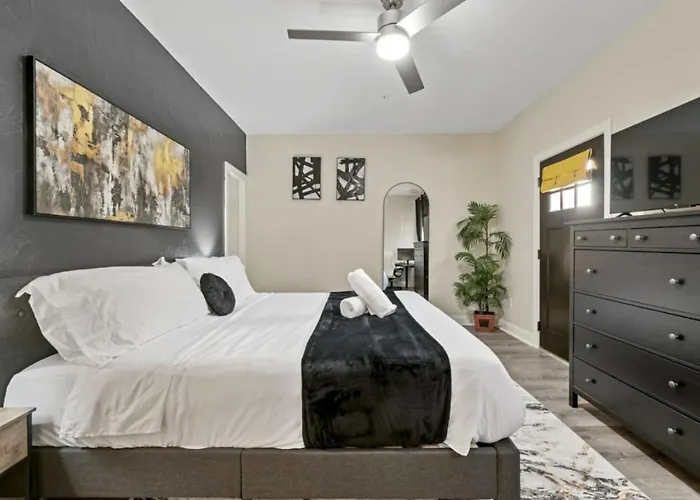 Modern King Bed Suite With Free Parking