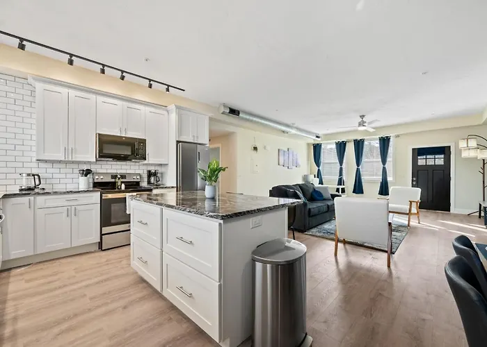 Upscale King Bed Suite With Full Workspace And Free Parking