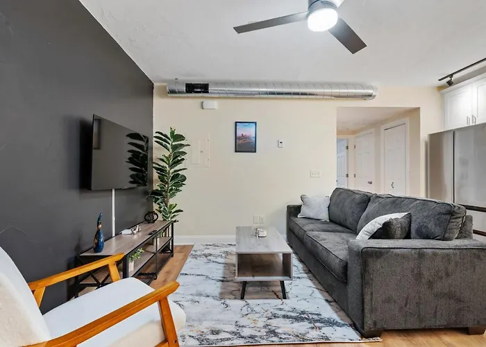 Upscale King Bed Suite Ada With Free Parking