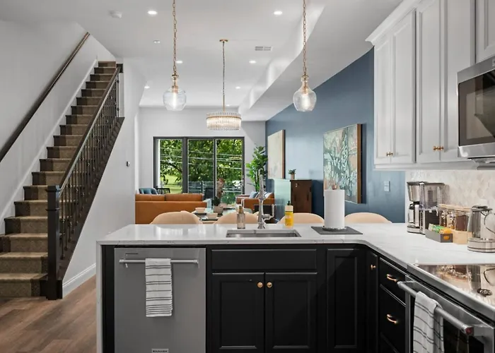 Immaculate Penthouse Double King Suite On Butler St With Rooftop Deck And Free Off Street Parking