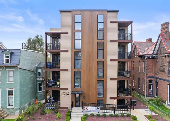 PFR Suites - Highland, 3BR 2BA Shadyside Condo, 2 King Beds, 3rd Floor Walkup