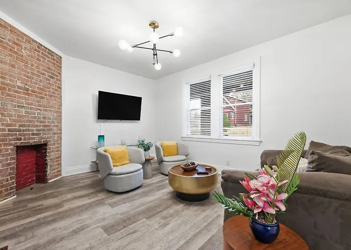 Bright & Clean 2Br Near Downtown Porch Parking