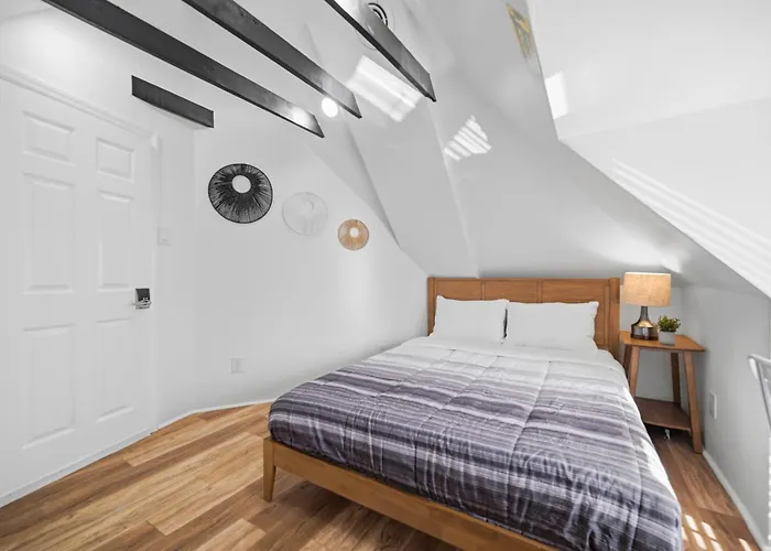 Dormont, Pittsburgh !D Stylish And Unique Private Bedroom With Shared Bathroom