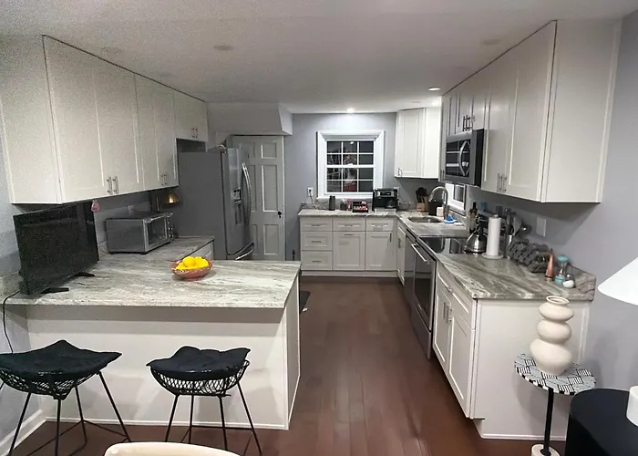 Beautiful Three Bedroom Two Bathroom One Car Garage Spacious Stylish House