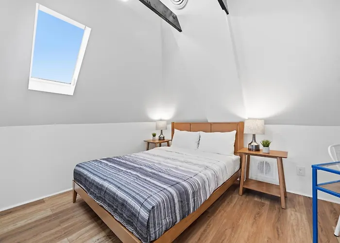 Dormont, Pittsburgh !C Modern & Unique Private Bedroom With Shared Bathroom