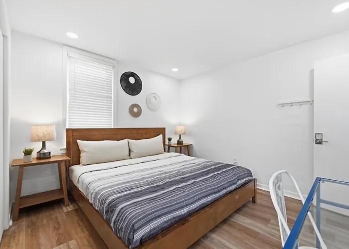 Dormont, Pittsburgh !A Spacious And Modern Private Bedroom With Shared Bathroom