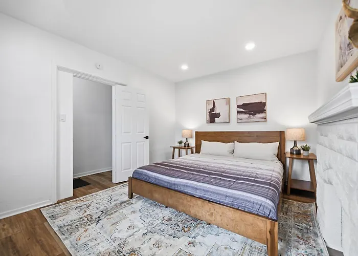 Dormont, Pittsburgh Stylish And Modern Two Bedroom Apartment