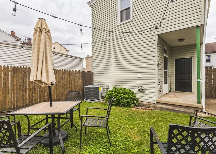 Stylish 2-Bedroom Home With Street Parking Near Pittsburgh