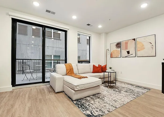 Hulu+Gym+Parking Near Shopping|Upmc|Universities