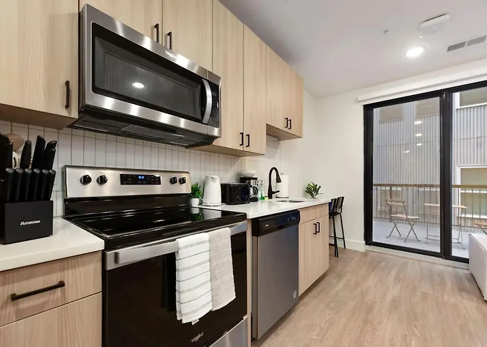 Hulu+Gym+Parking Near Shopping|Upmc|Universities