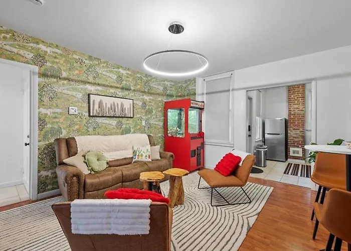 King Bed Apartment Near Butler St