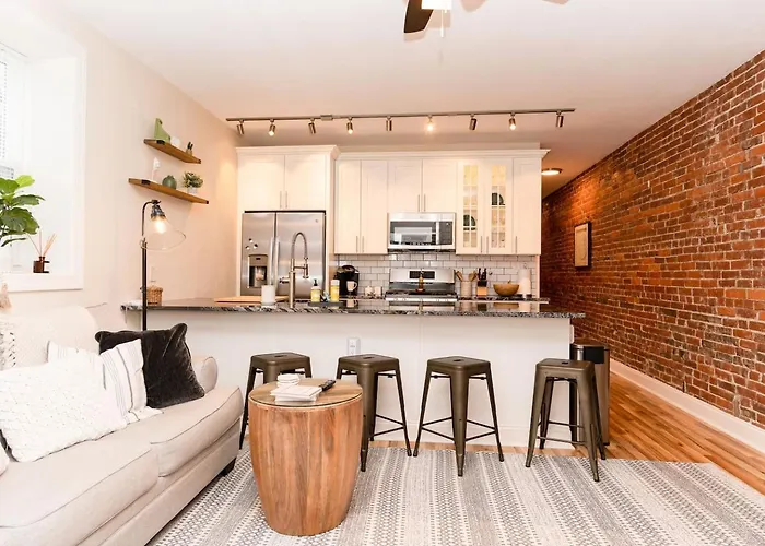 Luxury King Suite Near Shadyside Hospital