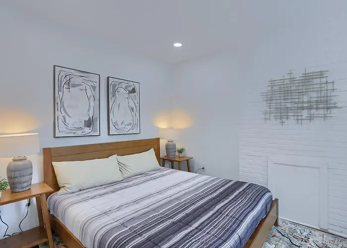 Modern And Stylish Two Bedroom Apartment In Pittsburgh With Parking