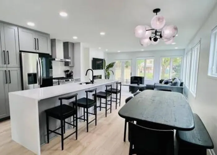 Sunlit 3 Bedroom Home - Elevated Deck And Garage