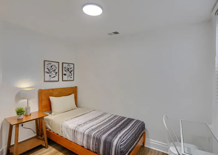 Pittsburgh Troy Hill 2A Modern Private Bedroom With Shared Bathroom