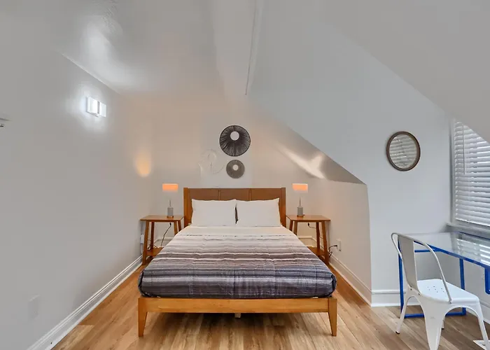 Pittsburgh Troy Hill 2D Stylish Private Bedroom With Shared Bathroom