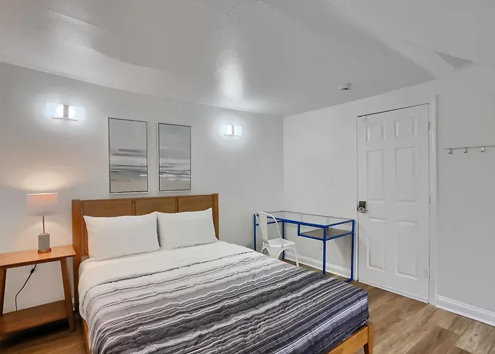 Pittsburgh Troy Hill 2C Modern Private Bedroom With Shared Bathroom