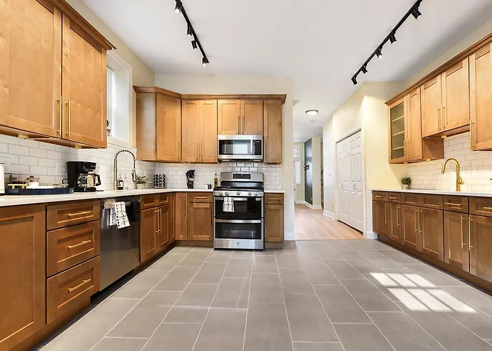 Pet Friendly 6 Bedroom Free Parking Plus 5 Min From Bakery Sq