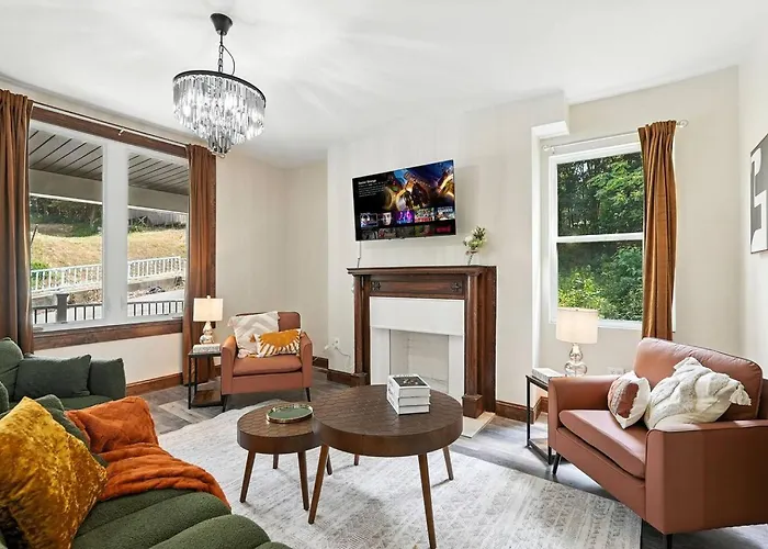 6 Bedroom - Game Room - Free Parking - Near Stadiums