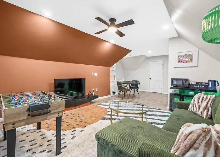 Trendy East End Escape With Spa Bath And Game Loft With Foosball And Poker