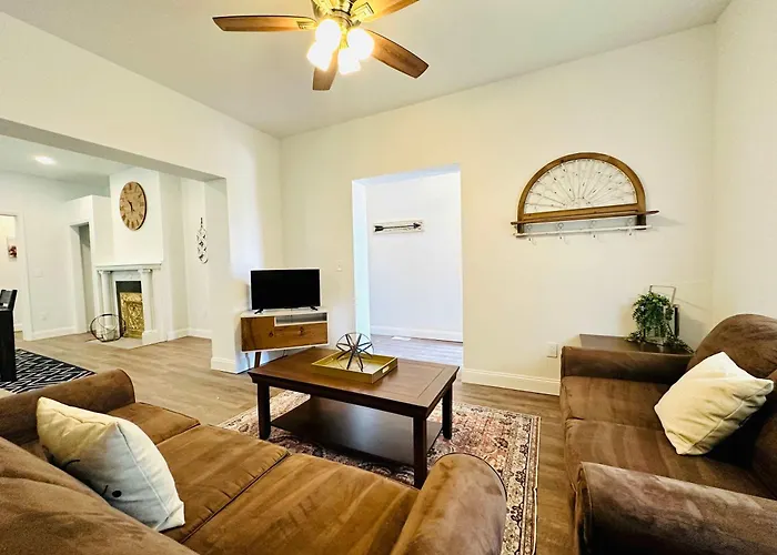 Beautiful 2 Bedroom Apartment - Easy City Access
