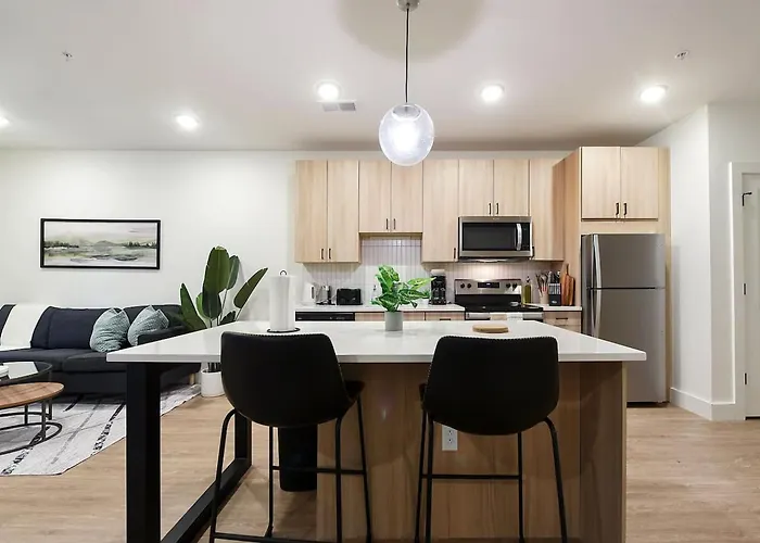 Modern Apt W/ Hulu, Gym & Parking Near Shopping