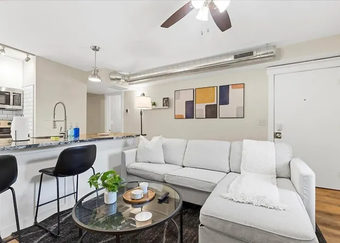 Modern 2Br Apartment Near Downtown & Shopping