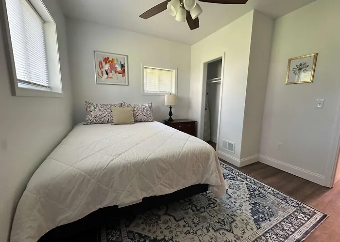 Beautiful 2 Bedroom Apartment - Easy City Access