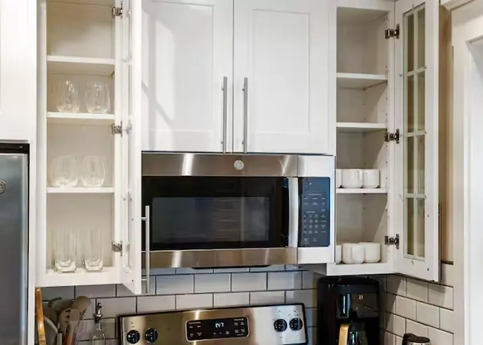 Stylish Retreat 2Br Near Frick Park, Dining