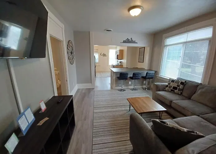 Spacious 3Br South Side Retreat - Free Parking - Sleeps 6