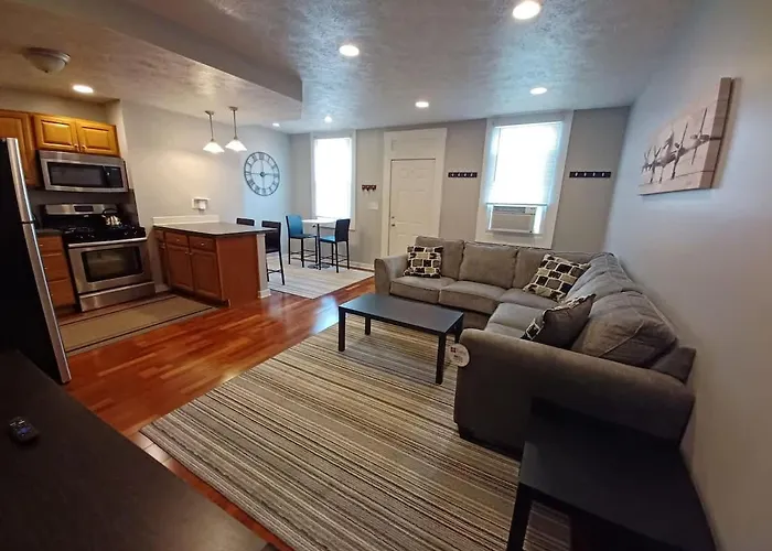 Cozy South Side Retreat - Free Parking - Fast Wifi