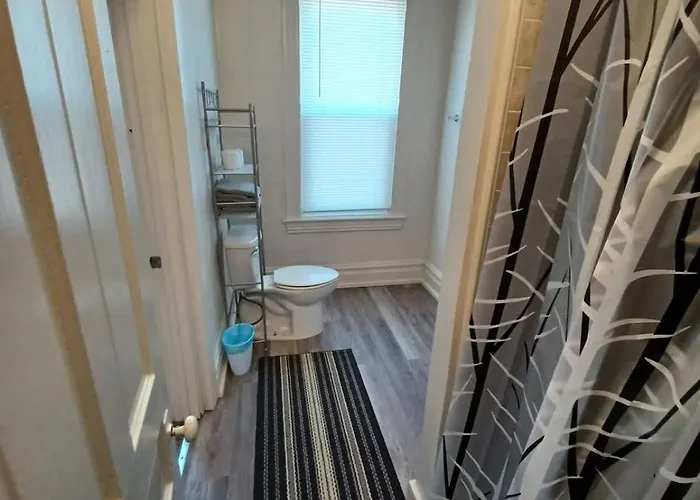 Spacious 3Br South Side Retreat - Free Parking - Sleeps 6