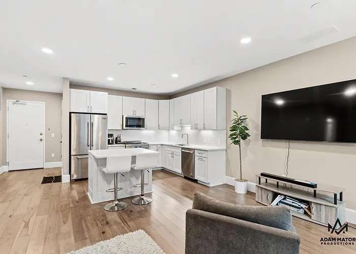 Downtown Luxury Condo Walk To Stadium