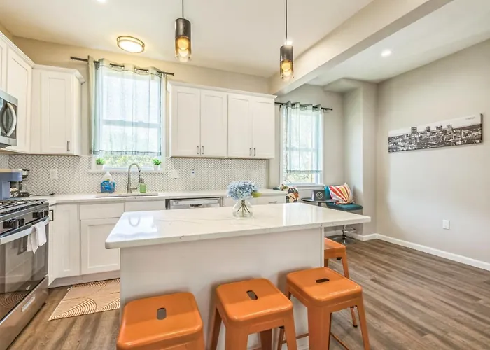 Spacious 4 Bedroom Mt Washington Home Skyline Views