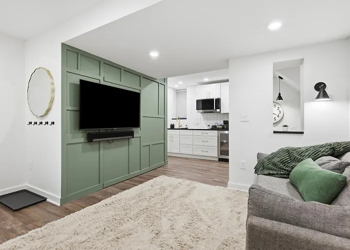 Modern Private Suite In Greenfield, Own Entry