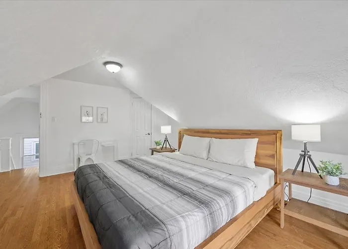 Bloomfield Room K With King Bed With Shared Bathroom