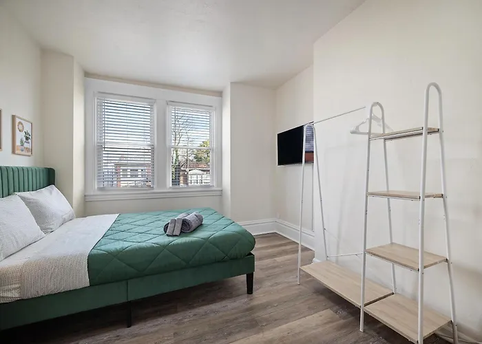 Private Room B With Queen Bed W Shared Bathroom And Kitchen