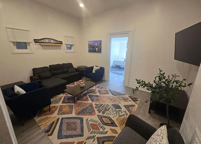 Budget 1Br Crash Pad - East Carson St & Parking