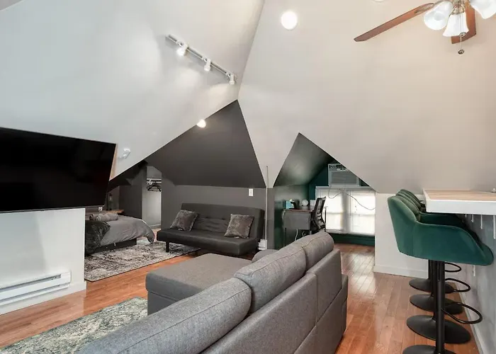 Stylish Attic 600 Sq Ft 2Min To Cmu Walnut
