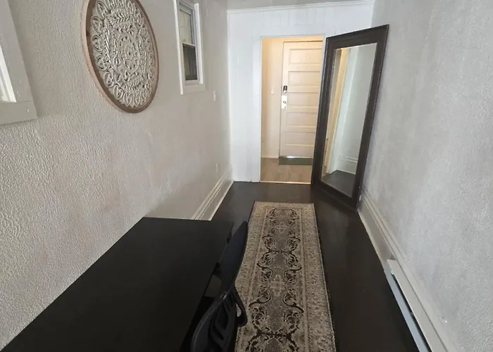 Budget 1Br Crash Pad - East Carson St & Parking