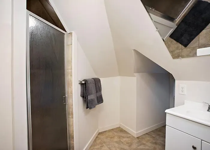 Stylish Attic 600 Sq Ft 2Min To Cmu Walnut