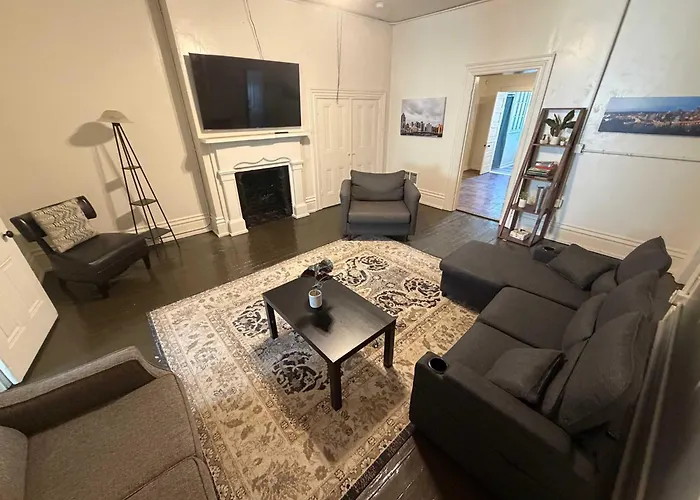 Budget 2Br Crash Pad - East Carson St And Parking