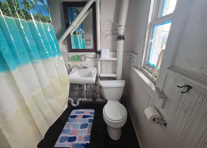 Bunkhouse - Budget Crash Pad - East Carson Street